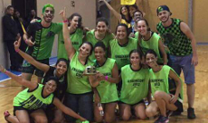 Jogadoras de futsal posando para foto